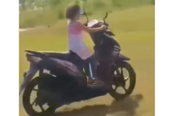 Viral Bocah ini Belajar Mengendarai Motor Tanpa Helm hingga Kaki Belum Sampai