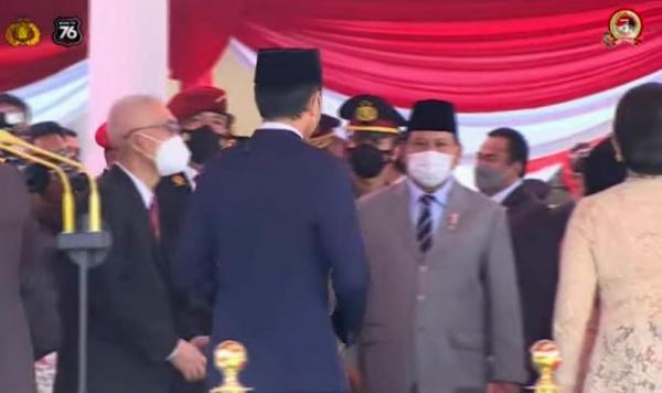 Momen Prabowo Beri Hormat ke Jokowi saat Upacara HUT Bhayangkara ke-76 di Akpol