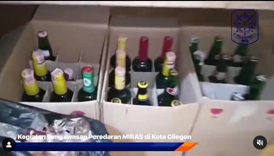Satpol PP Kota Cilegon Sita 145 Botol Miras Dari Warung Remang-Remang