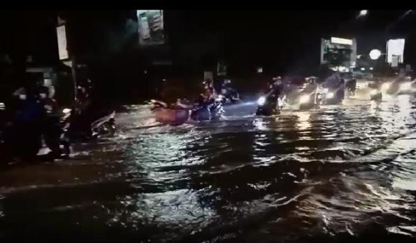 Hujan Deras di Cirebon, Sejumlah Jalan dan Rumah Warga Tergenang Air