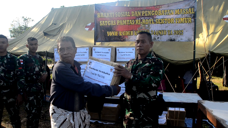 Prajurit TNI Yonif 744 SYB Berbagi Kasih Berikan Bantuan Sembako Bagi Warga Di Perbatasan RI-RDTL