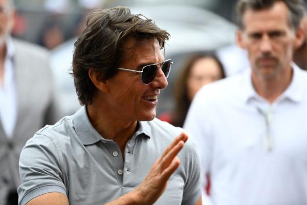 Di Hari Ultahnya, Tom Cruise Datang Mendukung Temannya Berlomba F1 GP