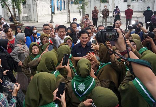 Usai Peletakan Batu Pertama di UMP, Erick Thohir Diserbu Ibu-ibu