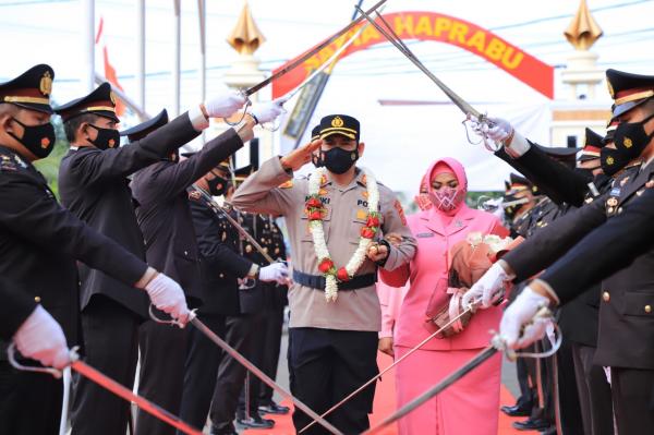 AKBP Henki Resmi Menjabat Kapolres Lhokseumawe,Penyambutan dengan Tradisi Pedang Pora dan Tari Ranup