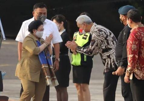 Momen Ganjar Membungkukan Badan Menyambut Megawati di Bandara Ahmad Yani Semarang