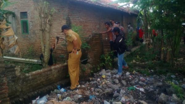 Gempar! Sumur Bor Milik Warga di Indramayu Keluarkan Cairan Mirip Solar