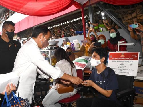 Presiden Jokowi Sambangi Pasar, Cairkan Bansos Rp1,2 Juta