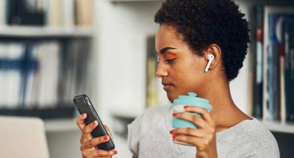 Hobi Dengar Musik, Ketahui Cara Pakai Earphone Yang Aman Untuk Telinga