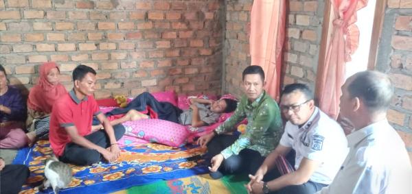 Anggota DPRD Sairul Sidik Sambangi Remaja tak Mampu Penderita kangker Tulang