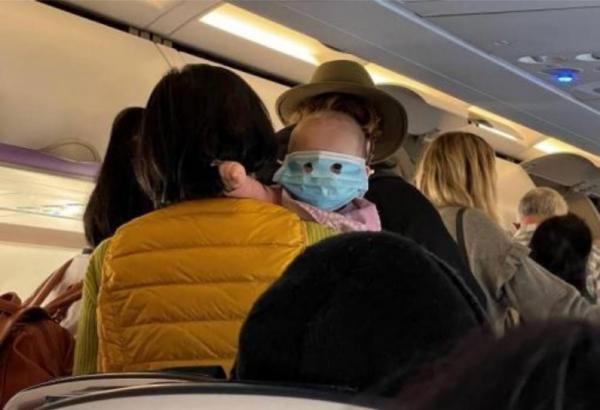 Viral Bayi Pakai Masker Menutupi Wajah di Pesawat, Netizen: Latihan Jadi Superhero