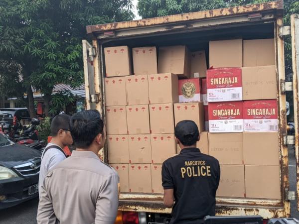 Diedarkan ke Dengklok dari Gudang di Cikampek, Belasan Ribu Botol Miras Diamankan Polisi