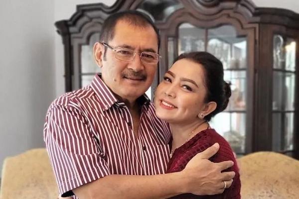 Rayakan 22 Tahun Pernikahan, Mayangsari dan Bambang Trihatmodjo Pamer Kemesraan