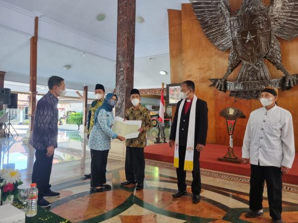 Kantor Pertanahan Kabupaten Blitar Serahkan 56 Sertifikat Wakaf Tanah Rumah Ibadah