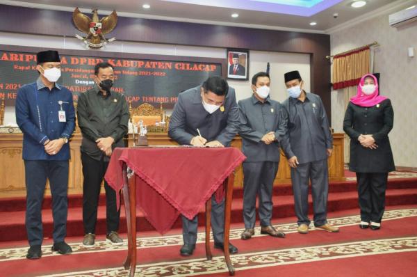 DPRD Cilacap dan Pemkab Teken Raperda Pertanggungjawaban APBD 2021