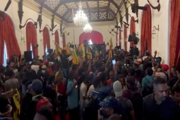 Diserbu Ribuan Demonstran yang Marah Presiden Sri Lanka Kabur dari Rumah