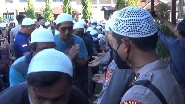 Ratusan Simpatisan Mas Bechi dan Polisi Bersalaman Minta Maaf Diiringi Lantunan Selawat