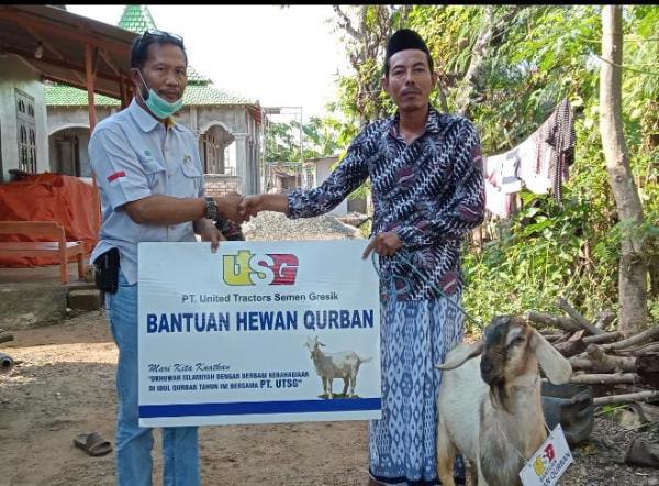 PT UTSG Pabrik Tuban Kembali Salurkan Hewan Kurban Bagi Masyarakat Sekitar