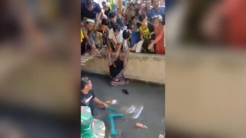 Viral! Panggung Hajatan untuk Tamu Undangan Ambruk, Para Emak-Emak Nyemplung ke Sungai