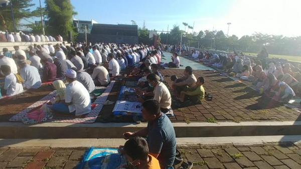 Ribuan Warga Ikuti Salat Idul Adha di Lapangan Bumirejo Semarang