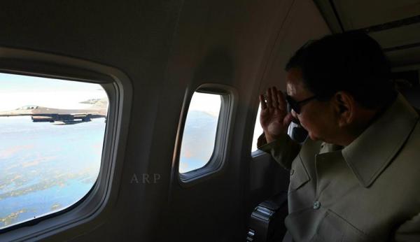 Air Mata Menhan Prabowo Jatuh saat Kedatangannya Disambut Elang Muda TNI AU di Langit Iswahjudi