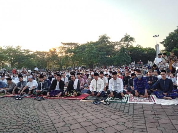 Walikota Serang Bersama Masyarakat Laksanakan Solat Idul Adha di Alun-Alun Kota Serang