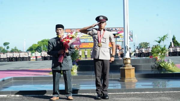 Pesan Haru Sang Ayah Sopir Angkot saat Sang Anak Lulus SPN Mampu Buat Kapolda Jabar Menangis