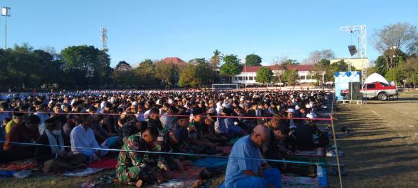 Ribuan Umat Muslim di Perbatasan RI RDTL Sholad - Id di Lapangan Simpang Lima Kota Atambua