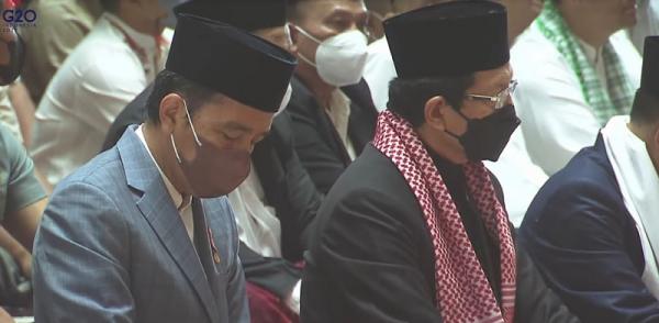 Sholat di Masjid Istiqlal, Jokowi Didampingi Prabowo