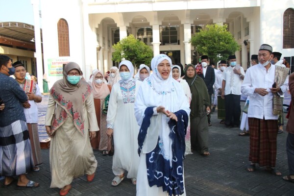 Bersama Masyarakat Bupati Anna Tunaikan Sholat Idul Adha Di Masjid Baiturrohman