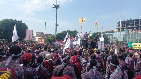 Ribuan Perangkat Desa Didampingi Kades Demo Tuntut Kesejahteraan