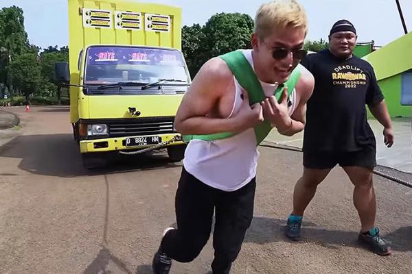 Hebat, Azka Corbuzier Tarik Truk 5 Ton Dengan Ototnya