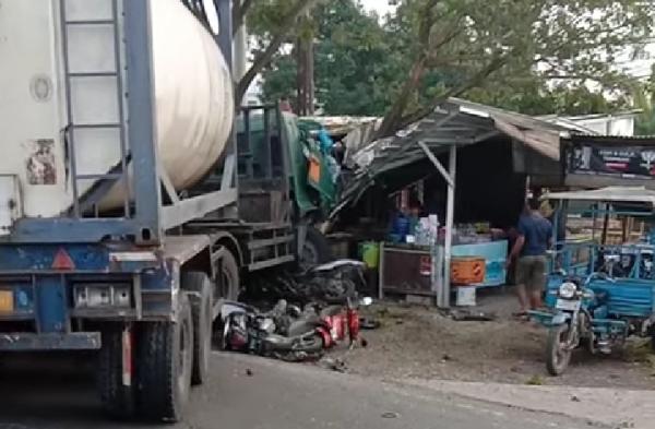 Lakalantas di Jalan Arjawinangun Cirebon, Truk Tabrak Warung dan 3 Motor