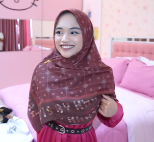 Bikin Pangling, Momen Jeje Linces Seleb TikTok Saat Pakai Hijab Sambil Melantunkan Sholawat