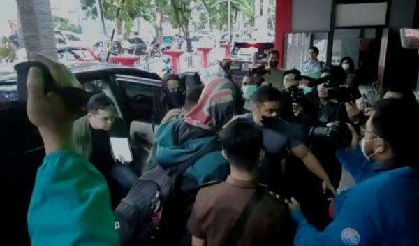 Tangan Tak Diborgol, Terdakwa Pemerkosaan Julianto Eka Putra Dijemput Paksa di Surabaya