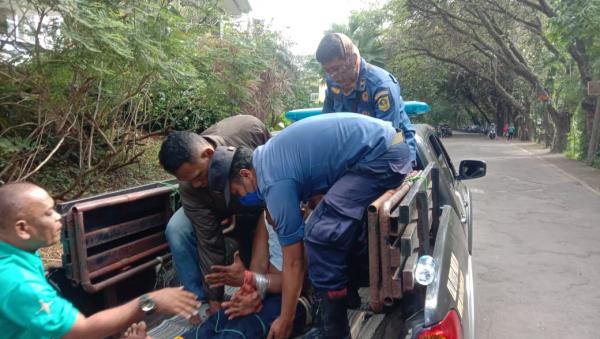 Kerap Serang Warga, Pria Diduga ODGJ di Bogor Dievakuasi
