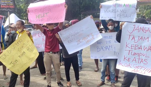 Puluhan Warga Demo Tuntut Perangkat Desa Selingkuh Dicopot dari Jabatan