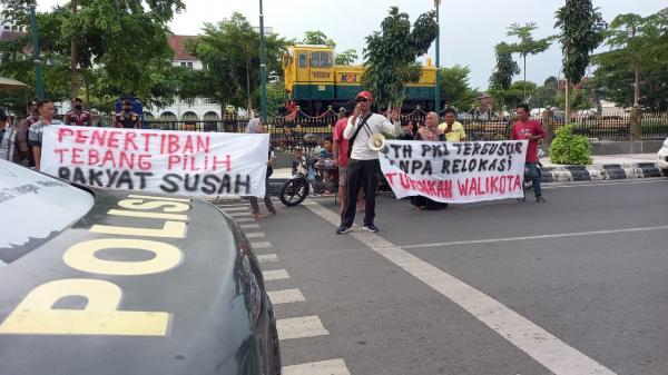 Spanduk bertuliskan 'Turunkan Walikota' Muncul saat Penertiban PKL di Kota Tegal