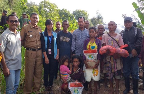 Warga Korban Bencana Longsor di Desa Fenun TTS Terima Bantuan