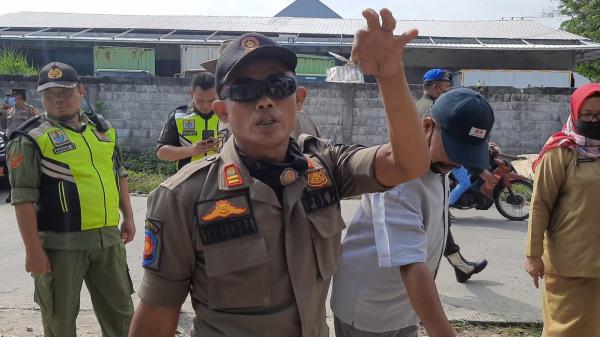 Tertibkan Bangunan Liar, Petugas Pol PP Kota Cirebon Temukan Bekas Alat Kontrasepsi Berserakan