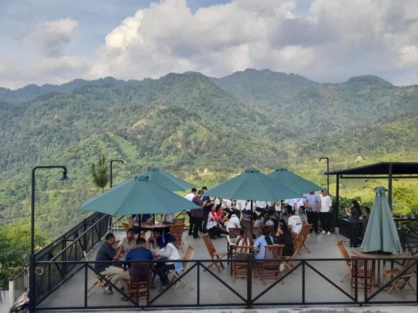 Lagi Viral!  Highlanders Resort & Cafe Tempat Nongkrong di Area Perbukitan Serasa di Negeri Awan