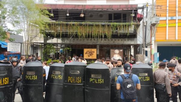 Eksekusi Kafe di Medan Diwarnai Kerusuhan, Puluhan Warga Diamankan Polisi