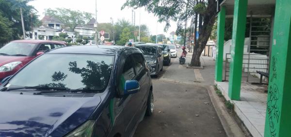 Mobil Berjejer Parkir Liar di Depan Kantor Satpol PP Karawang Bisa Kena Pidana