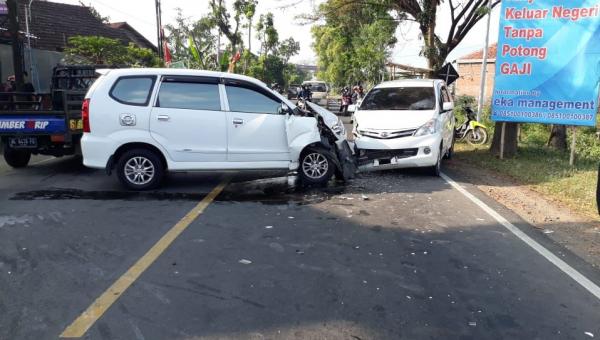 Dua Mobil Xenia Adu Banteng di Jalan Raya Ponorogo-Trenggalek, Pengemudi Selamat
