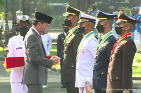 Presiden Jokowi Lantik Perwira TNI-Polri, Pimpin 4 Peraih Adhi Makayasa 2022 Bacakan Sumpah