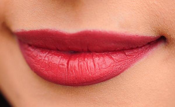 Tips Bikin Bibir Merah Cantik Merekah Dengan Bahan Alami