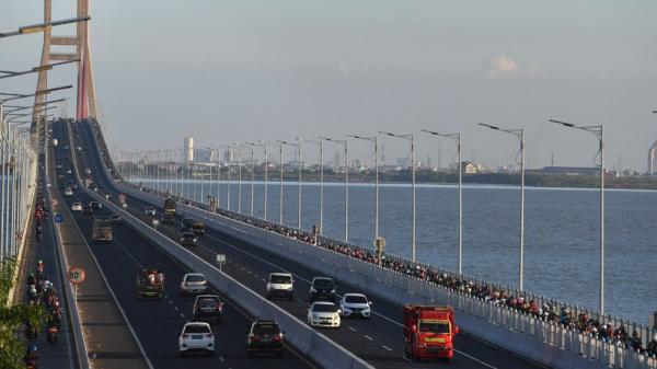 Hari Ini Jembatan Suramadu Ditutup Total, Pengendara Motor Pindah ke Jalur Roda Empat, Ada Apa!