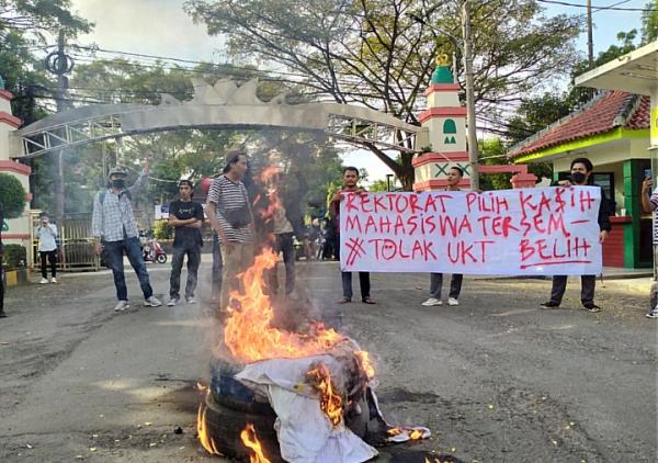 Mahasiswa UIN SMH Banten Demo Tolak Bayar UKT