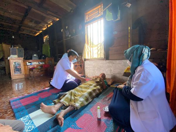 MG Medika Gelar Pengobatan Gratis Door to Door di Desa Kuro Tidur