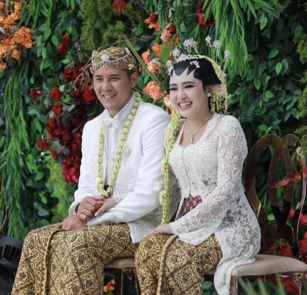 Sah Menikah, Kebaya Bergaya Klasik Via Vallen Jadi Sorotan