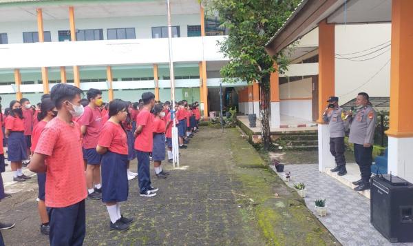 Polisi Masuk Sekolah, Ratusan Siswa di SMKN 2 Toraja Utara Diajar PBB